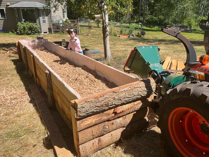 A very thick middle layer of wood chips