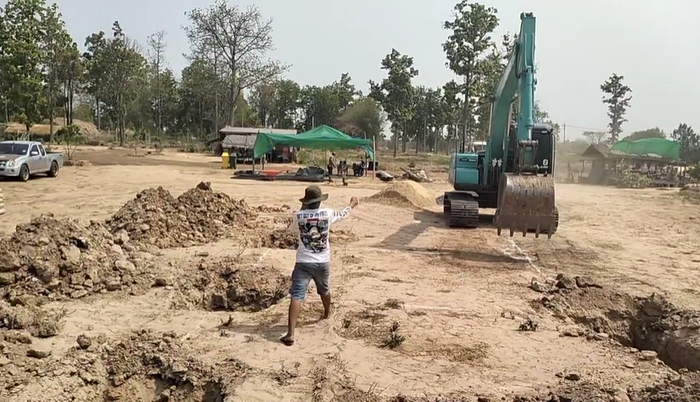 The excavator arrived the next day for the foundation