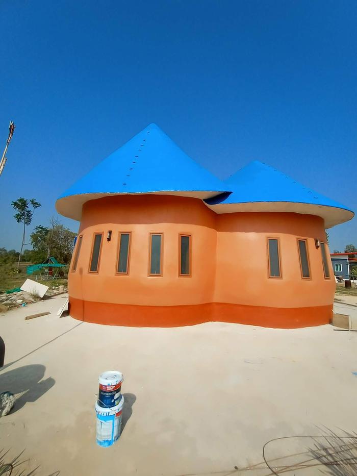 View from South Wast to South West so the sun moves it hot spot directly on the wall for a short perid