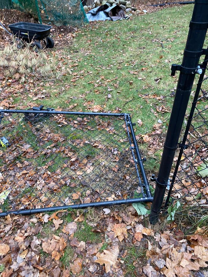 Whole gate fell off when I loosened the hinges. Would have made the corner installation much easier. 