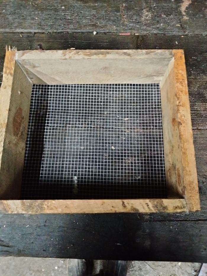 Sifter 1/4" wire, size of a bucket 