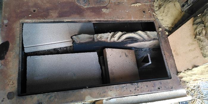 Then I added a ramp in there and secundary air inlet, also put some insulative leftover stuff in there to see what happens ;) this worked very good and is so far until where I am in the process.