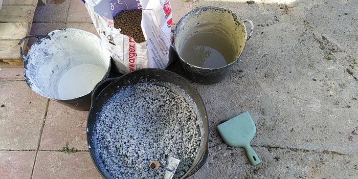 Mix for the insulating base (lime, water, expanded clay)