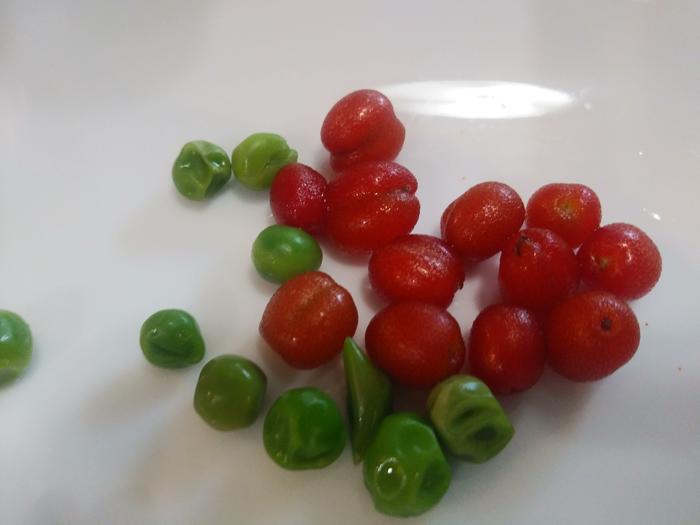 Goumi berries and peas