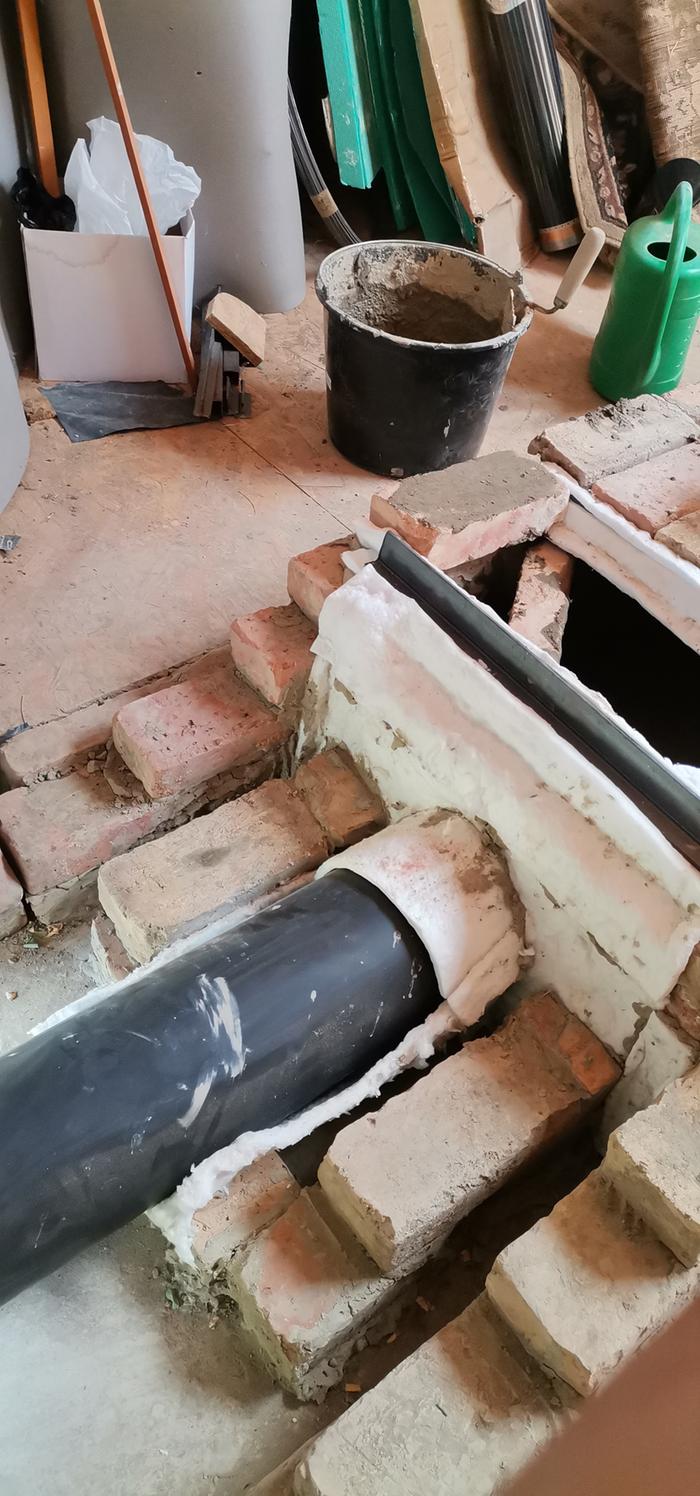 After the end of the bench there is about a meter of chimney pipe to the wall of the yurt. This later got a thick layer of perlite for insulation enclosed with the continuation of the bench's brick walls.