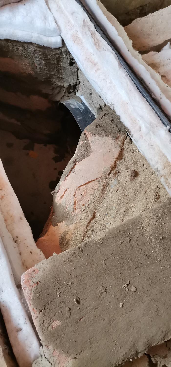 Slanted connection to the pipe. The sand-filled gap was than insulated with some kaowool and covered along with the entire bench.