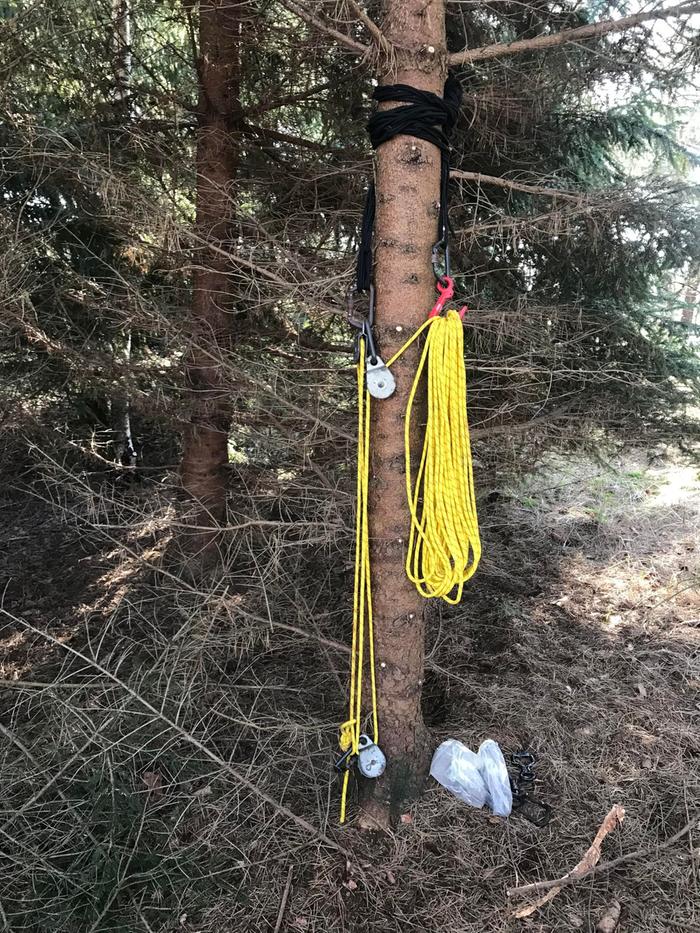 A basic pulley system to help move the logs into place without causing a hernia. 