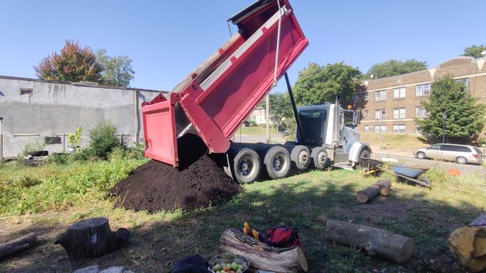 Free mulch from the city for a hugel