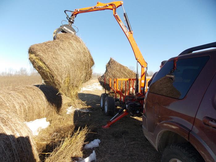 log trailer lifting hay