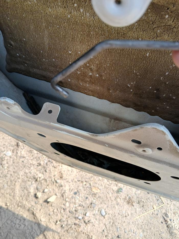 Here's the rod that connects to the interior door handle, I removed the broken clip