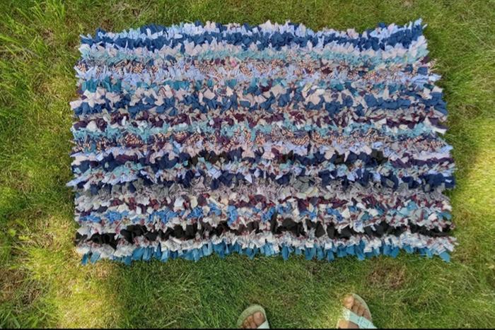 Crochet knotted rugs with recycled knit shirts