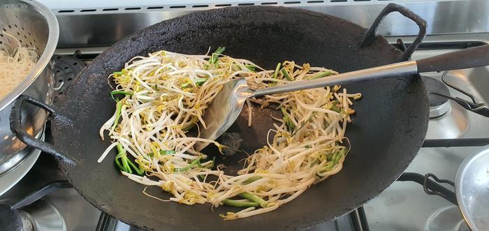 Dry cooking bean sprouts