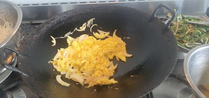 Scrambled egg with sliced onions