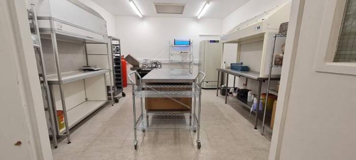 [Thumbnail for Spacious-Cleanroom-2.jpg]