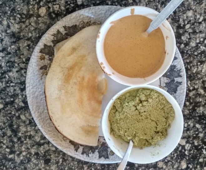Dosa with two kinds of chutney