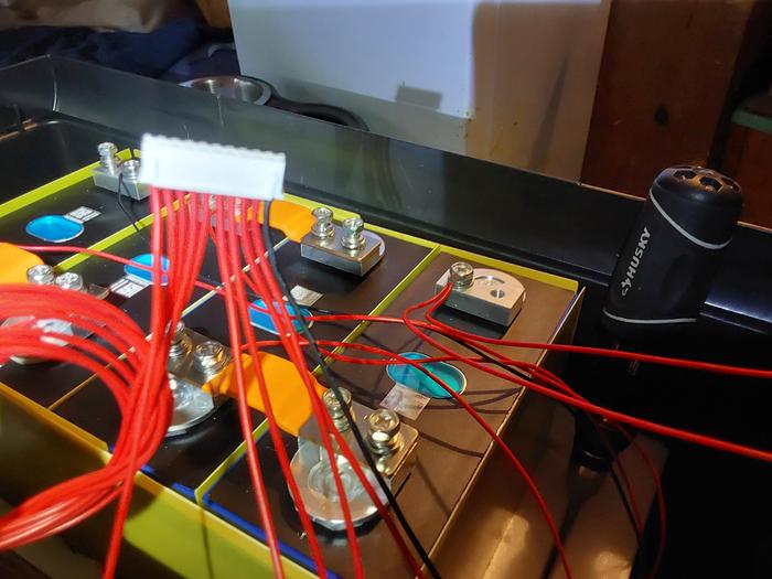 The un-used balance wires are just coiled up and placed out the way