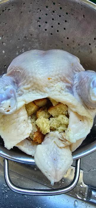 Chicken stuffed with croutons 