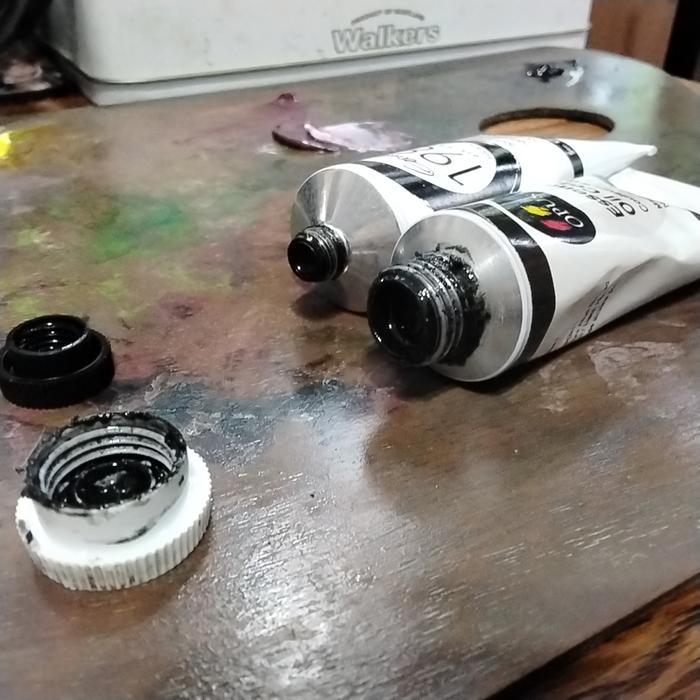 Oil paint tube opening comparison between 1980 and opus oilcolour