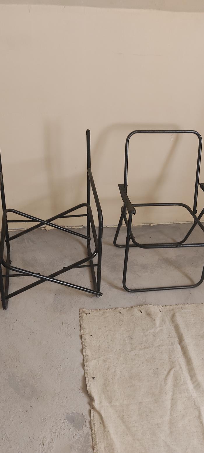 menind a broken canvas chair