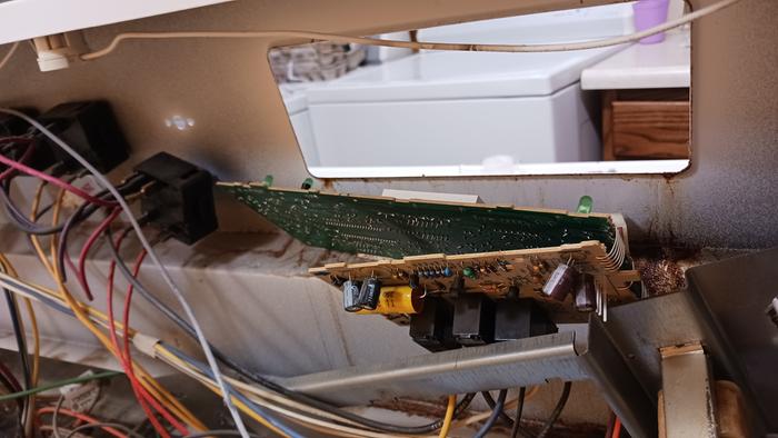 The control boards hanging loose, they clip into the frontpiece