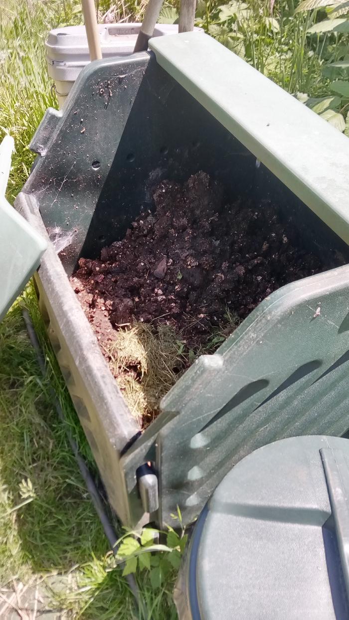 Compost worm bin by Rubermade duble waled so protecs against heat and cold.