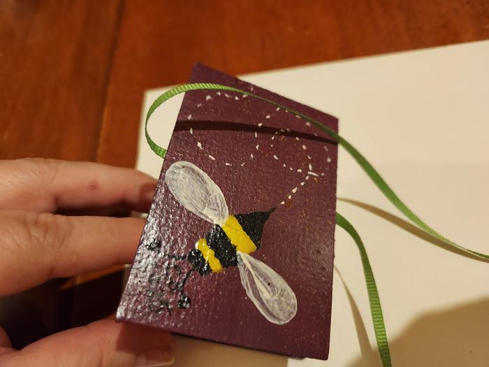 Back is on (little bee is inspecting my signature)