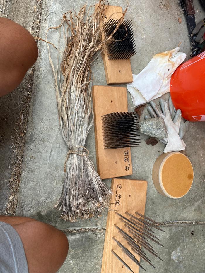 Leaf fiber bundle next to flax hackle set