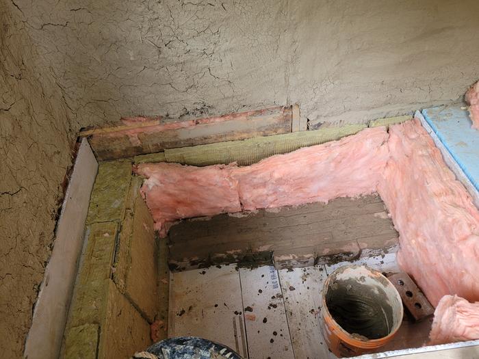Brick and cob floor of stratification chamber