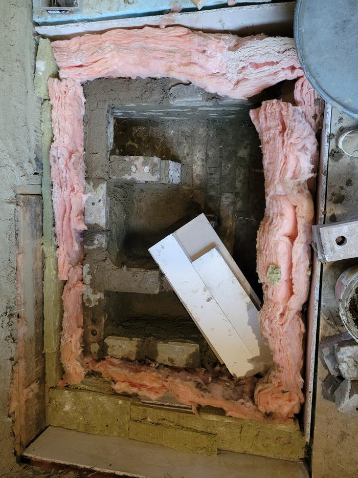 Stratification chamber wall and base of j tube core
