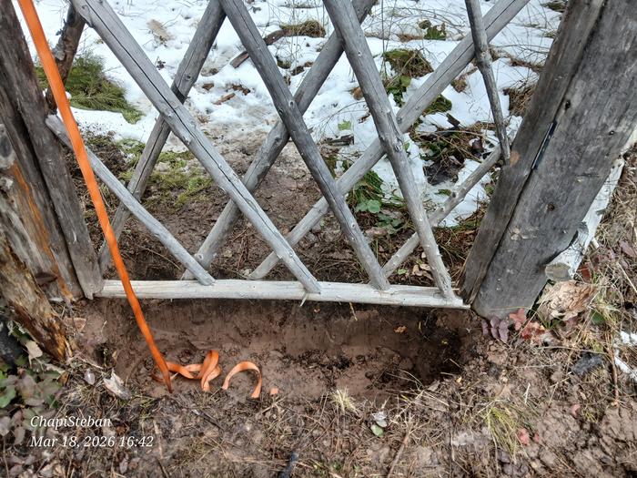 Log will be cut to length, placed in hole with gravel sock ... and fastened to posts .... the gate will have no metal hinges ... but a wooden hinge like the gate at the dogstar 