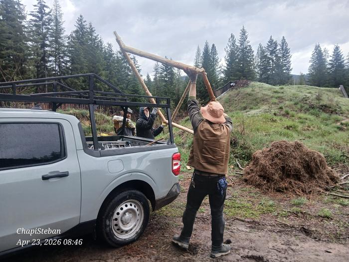 Unloading the tipi gate frame 