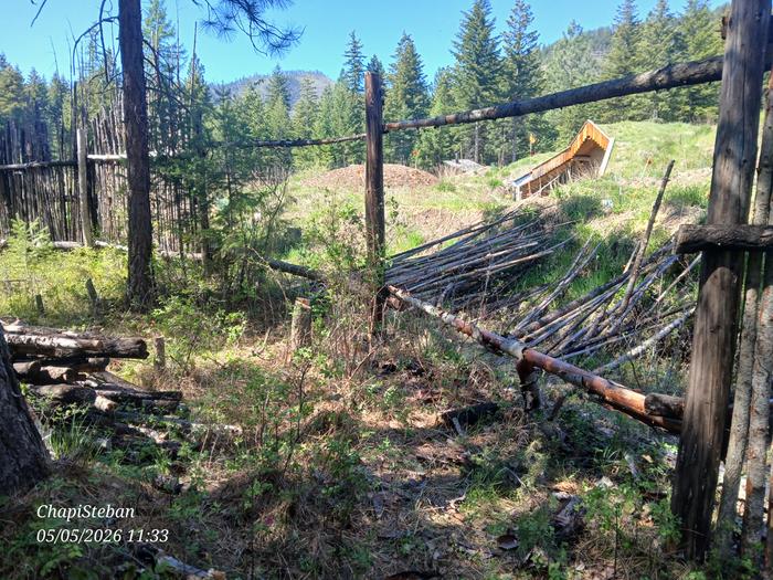 These were two paneks that had that criss cross junkpoles. We removed and stacked those junkpoles in a pile ... they just need one additional horizontal support replacement. So I'll be felling a tree to execute the task 