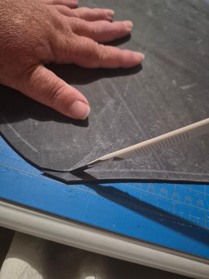 Cutting with scalpel 