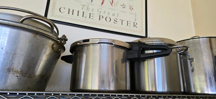 Stove top pressure cooker