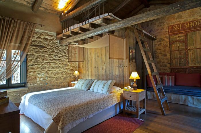 One of the 5 rooms of the mainbuilding