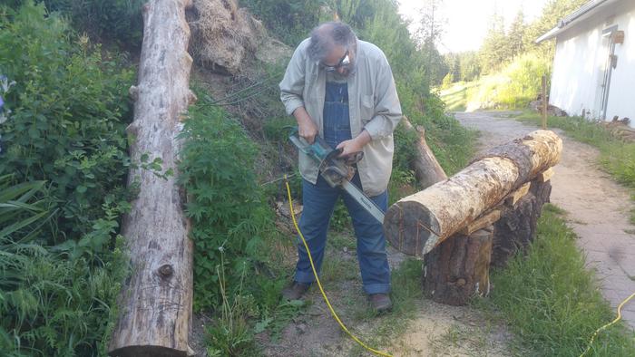 paul chainsawing the log that will go in the chiseled out part