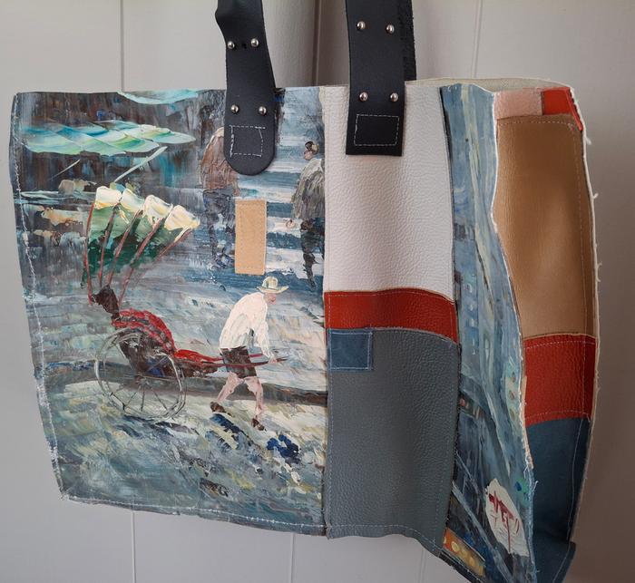 showing off the colour blocking on the side panel