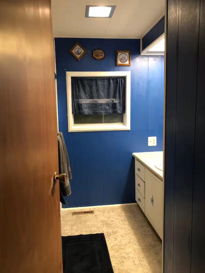 [Thumbnail for Main-Bathroom-2.jpeg]