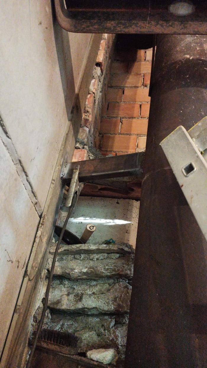 Day 6: welding supports for the big steel chimney. These are welded on the Steel frames that support the house. 