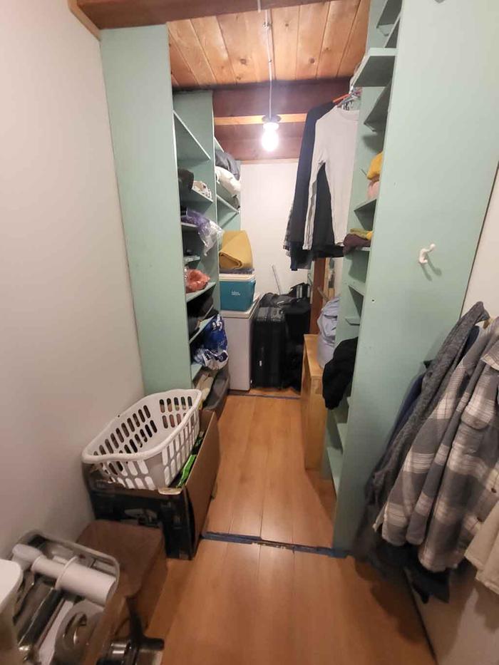 [Thumbnail for walk-in-closet.jpg]