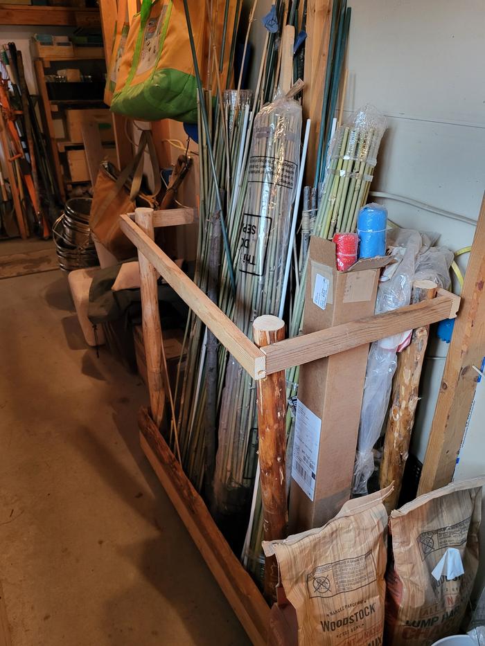 New stand for bamboo/plant labeling poles in place and in doing its job :)