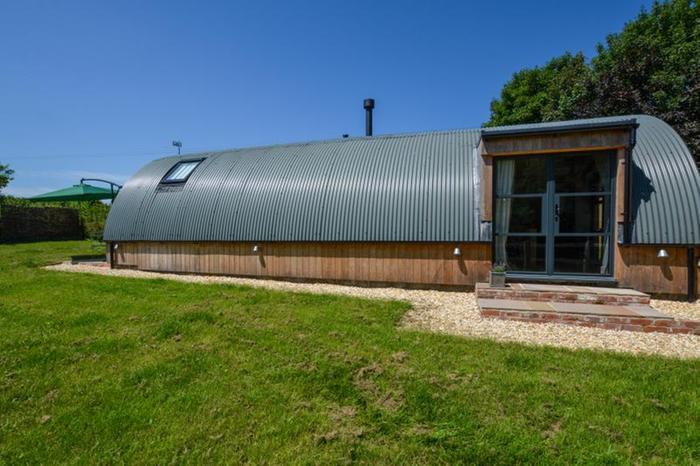 side enterance (from https://www.holidaycottages.co.uk/cottage/oc-30126-the-nissen-hut)