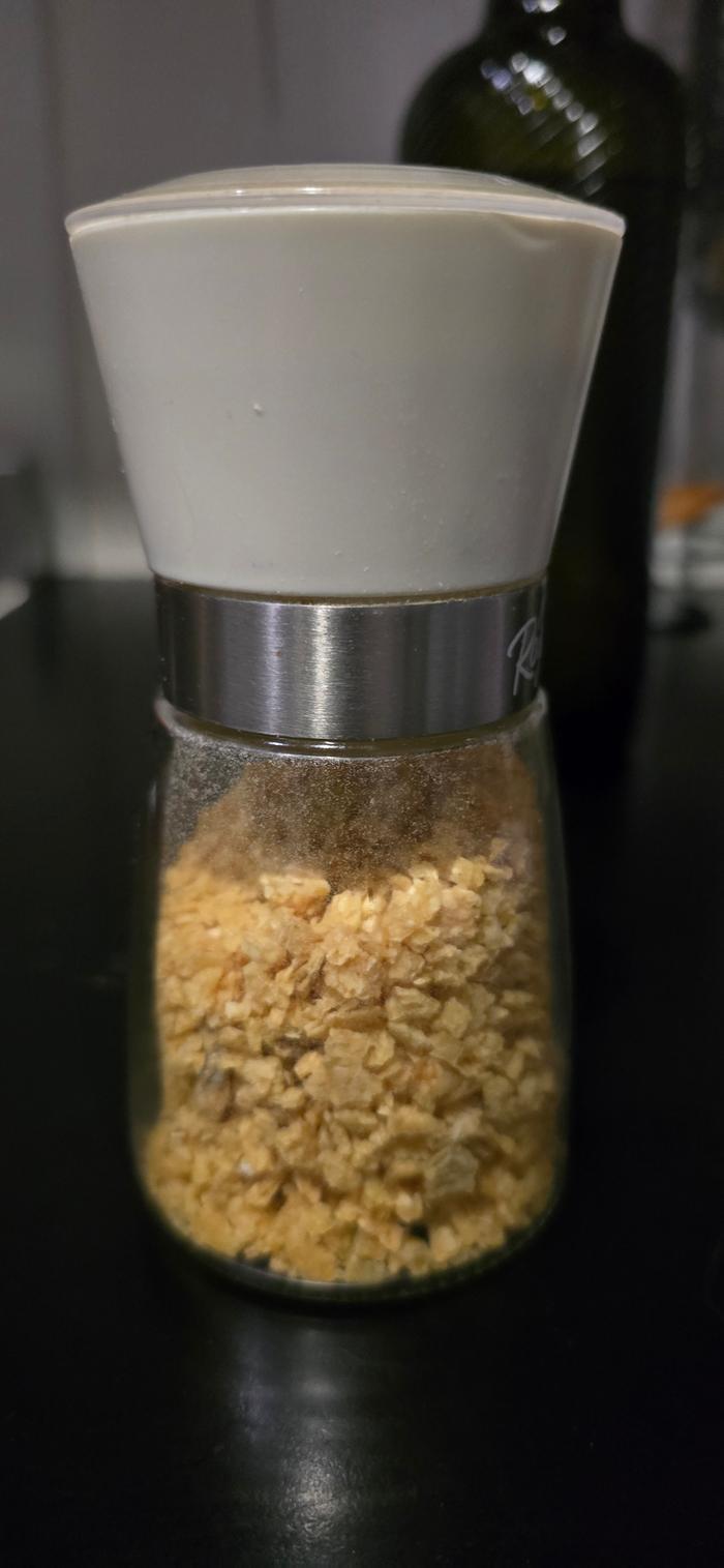 Dehydrated garlic in grinder