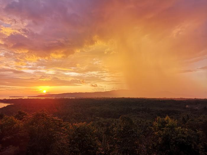 [Thumbnail for Sunset-view-from-the-terrace-towards-the-west-facing-Rau-Island.jpg]