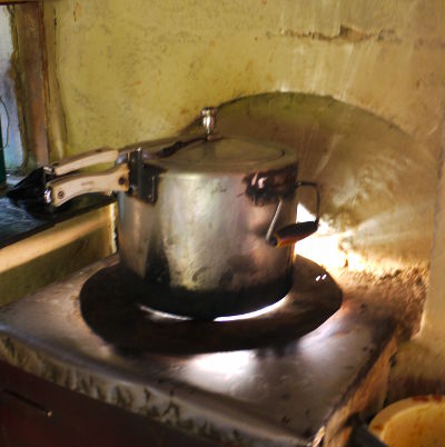 [Thumbnail for Pot-on-solar-cooker-03.JPG]