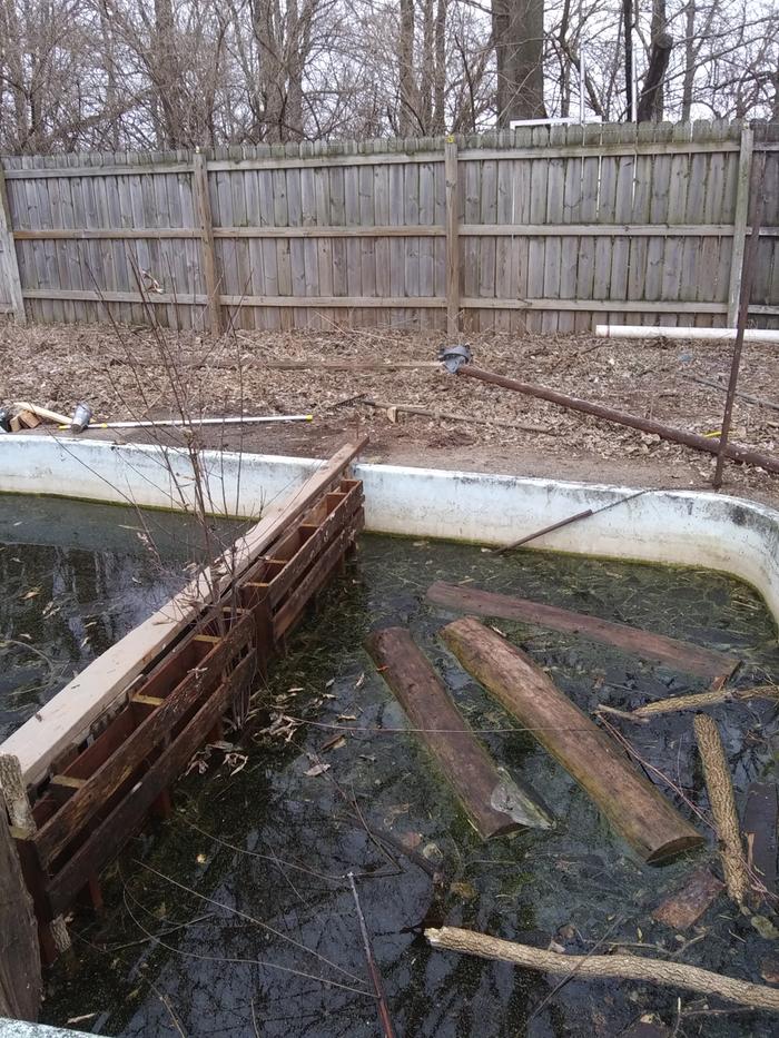 Chain and pipe supporting bottom of wall