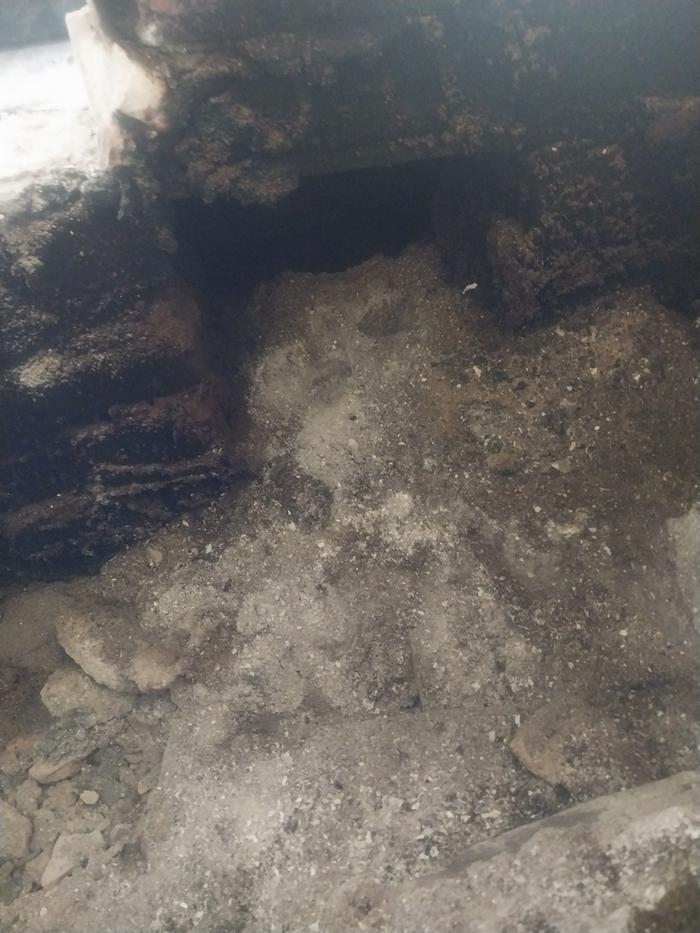 soot and ash trying to escape thru the stratification chamber 
