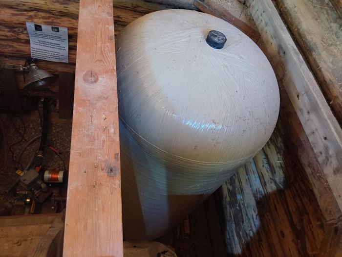 The pressure accumulator tank