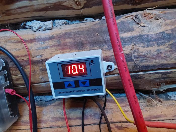 The temperature monitor (in Centigrade only) 