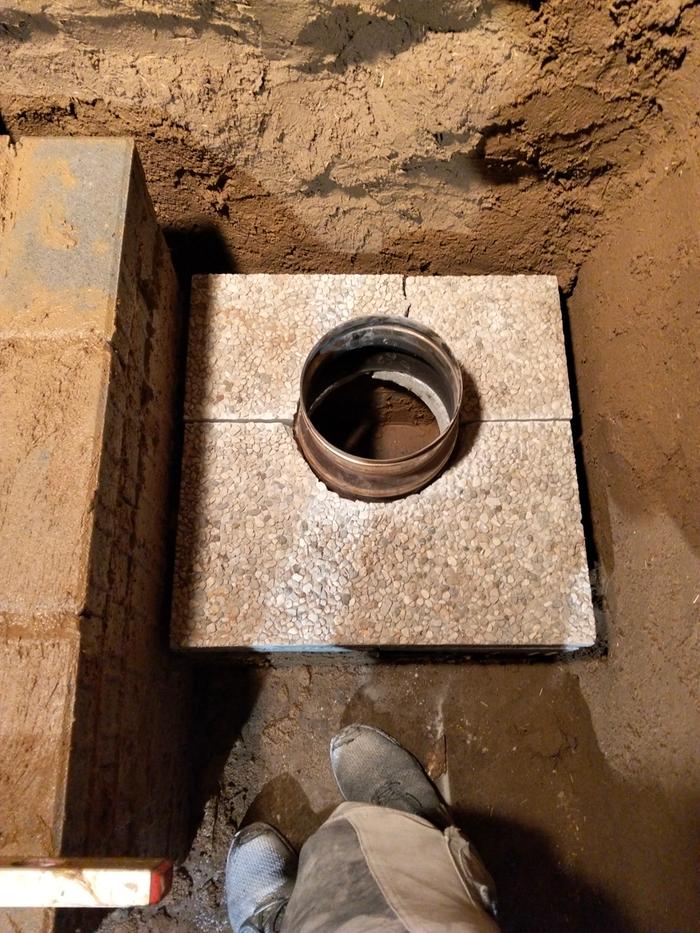 The gas outlet was constructed using old cement tiles and a 200-to-180mm reducer.